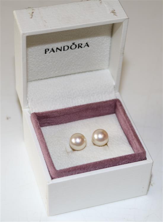 Pair of pearl ear studs